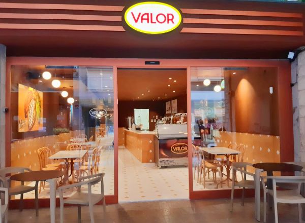 Valor inaugura su nueva chocolatería en Elche junto a la emblemática Plaça Glorieta